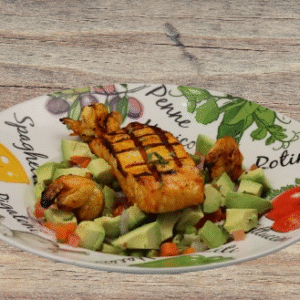 Salmon Al Grill con Camarones y Ensalada De Aguacate